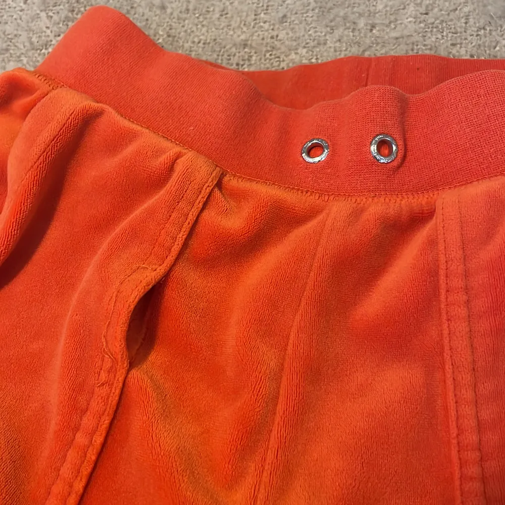 Orangea juicy byxor med ett hål i ena fickan och tyvärr inga snören💗. Jeans & Byxor.