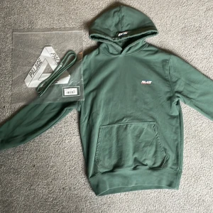 Palace Hoodie - Mörk grön palace logo hoodie i storlek small. Använd sparsamt och inga tydliga tecken på användning. Köpt från palace egna hemsida