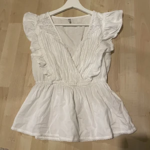 JDY BLUS - Säljer denna super söta toppen från JDY. Aldrig använd så är i nyskick!