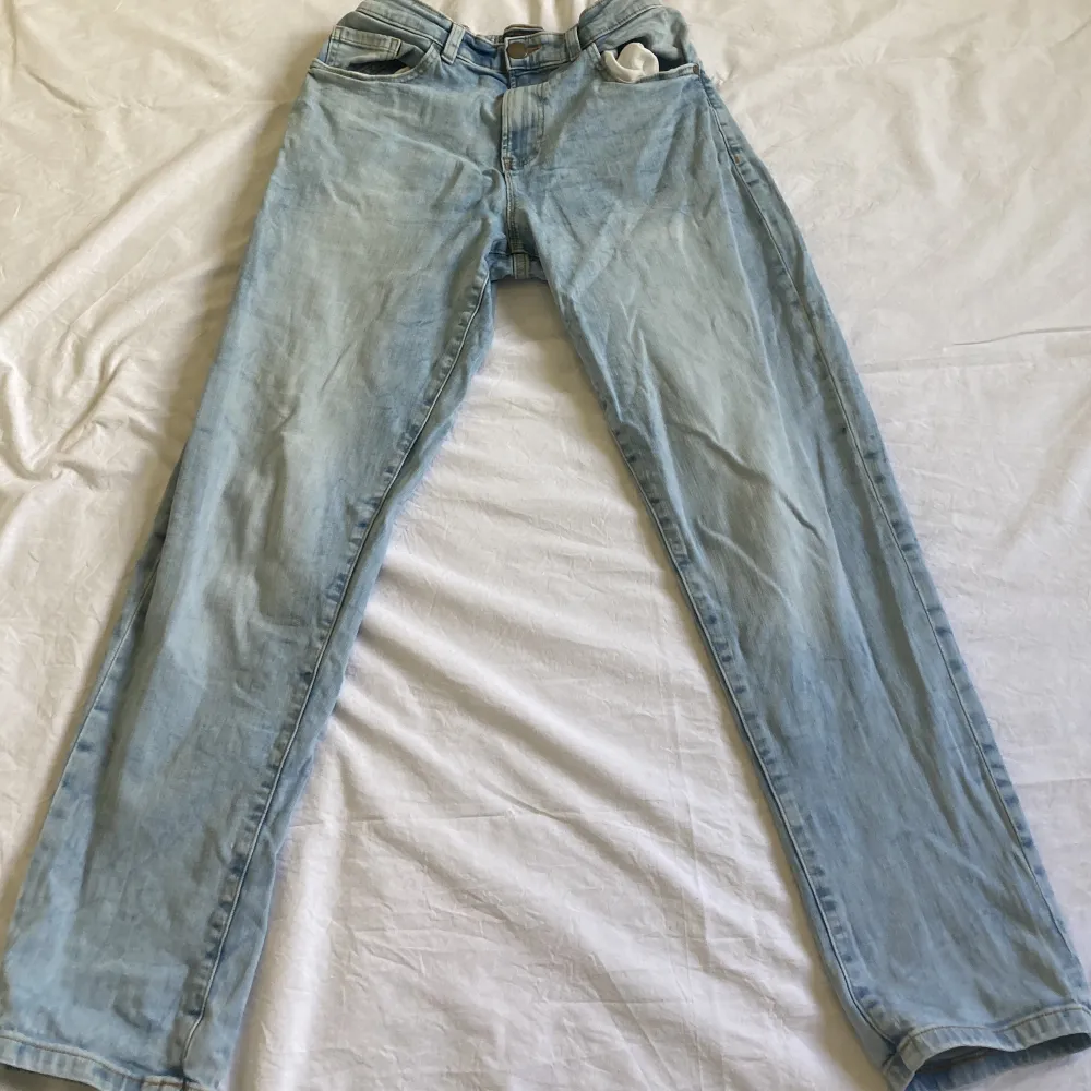 Ljusblåa jeans från Next i storlek 164. Dem är i bra skick och sitter lite baggy och loose.. Jeans & Byxor.