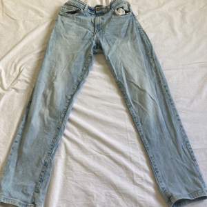 Ljusblåa jeans från Next i storlek 164. Dem är i bra skick och sitter lite baggy och loose.