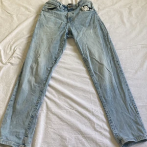 Baggy/Loose fit Ljusblåa jeans från Next  - Ljusblåa jeans från Next i storlek 164. Dem är i bra skick och sitter lite baggy och loose.