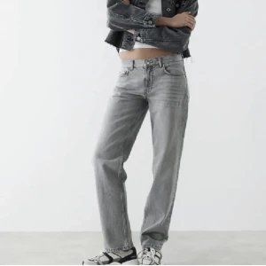 Lågmidjade jeans  - Slutsålda lågmidjade jeans från Gina,  säljer pg av att dem är lite för små för mig, i nyskick. Nypris 499!!