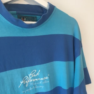 Peak Performance tröja - Vintage! Lite uttöjd runt halsen men annars super fin 💙