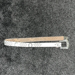 Tuttolente bälte - Säljer mitt tuttolente bälte, det saknas 1 Sten (se bild 3) annars är de i väldigt fint skick. Storleken är w34 och bältet är 110cm långt