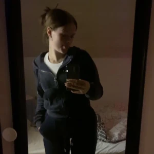 Juicy couture tröja - Säljer nu min juicy kofta då den ej kommer till någon användning. Använd men fof i bra skick, färg marinblå. Köpare står för eventuell frakt 📦 