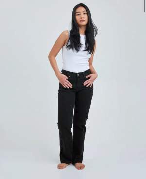 Lågmidjade raka jeans från Bikbok. Storlek - waist 25 - length 32. Nypris - 699 kr. Söker pga för små🫶🏼