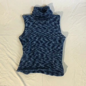 Stickad topp! - Stickad topp med polo modell och korta armar, så 90-tal! 