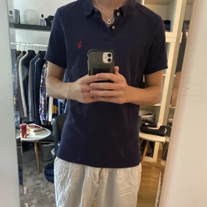 U.S Polo ASSN, Piké tröja  - Tröjan är för lite för mig därför säljer jag den. Den har används men håller fortfarande ett bra skick. 