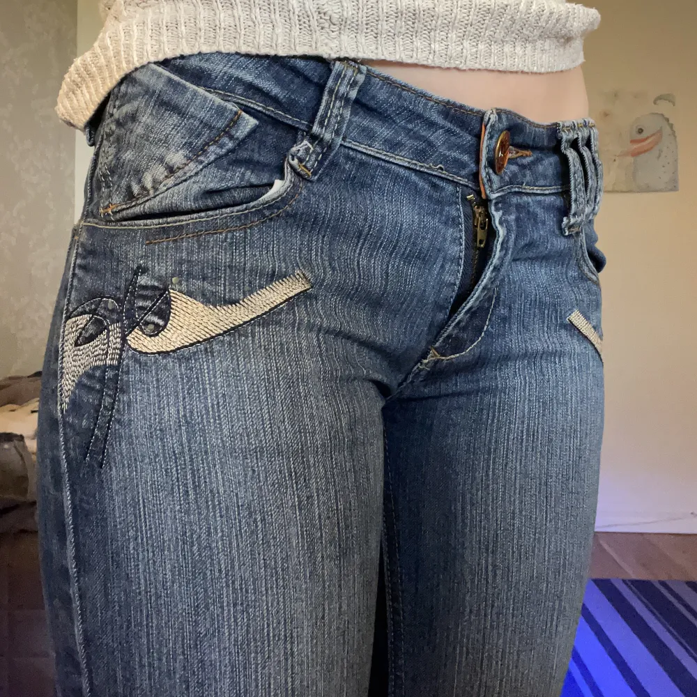 säljer dessa fina jeans efter som att dom inte kommer till användning💗 dom är bootcut och har lite paljetter oxå, innerbensmått: 75 midjemått: 36💗 passar perfekt på mig som är 160. Jeans & Byxor.