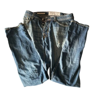 Jacob cohën jeans  - Säljer jeans från Jacob cohën eftersom att dem inte andvädns samt fick dem av en kompis, de har en skada vid låret som är ihopsydd och sedan en vid backfickan men fortfarande fullt fungerande 