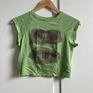 Toppar från h&m - Två stycken tröjor från h&m 30 kr för båda och 20 kr styck. Båda är i storlek S