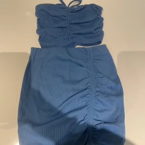 Blått set - Säljer mitt fina blåa set från zara som aldrig kommit till användning tyvärr. Storlek S i både toppen och kjolen, pris kan diskuteras!💓