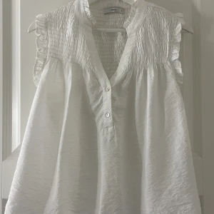 Blus från Pigalle  - Aldrig använd, lite stor i storleken. 