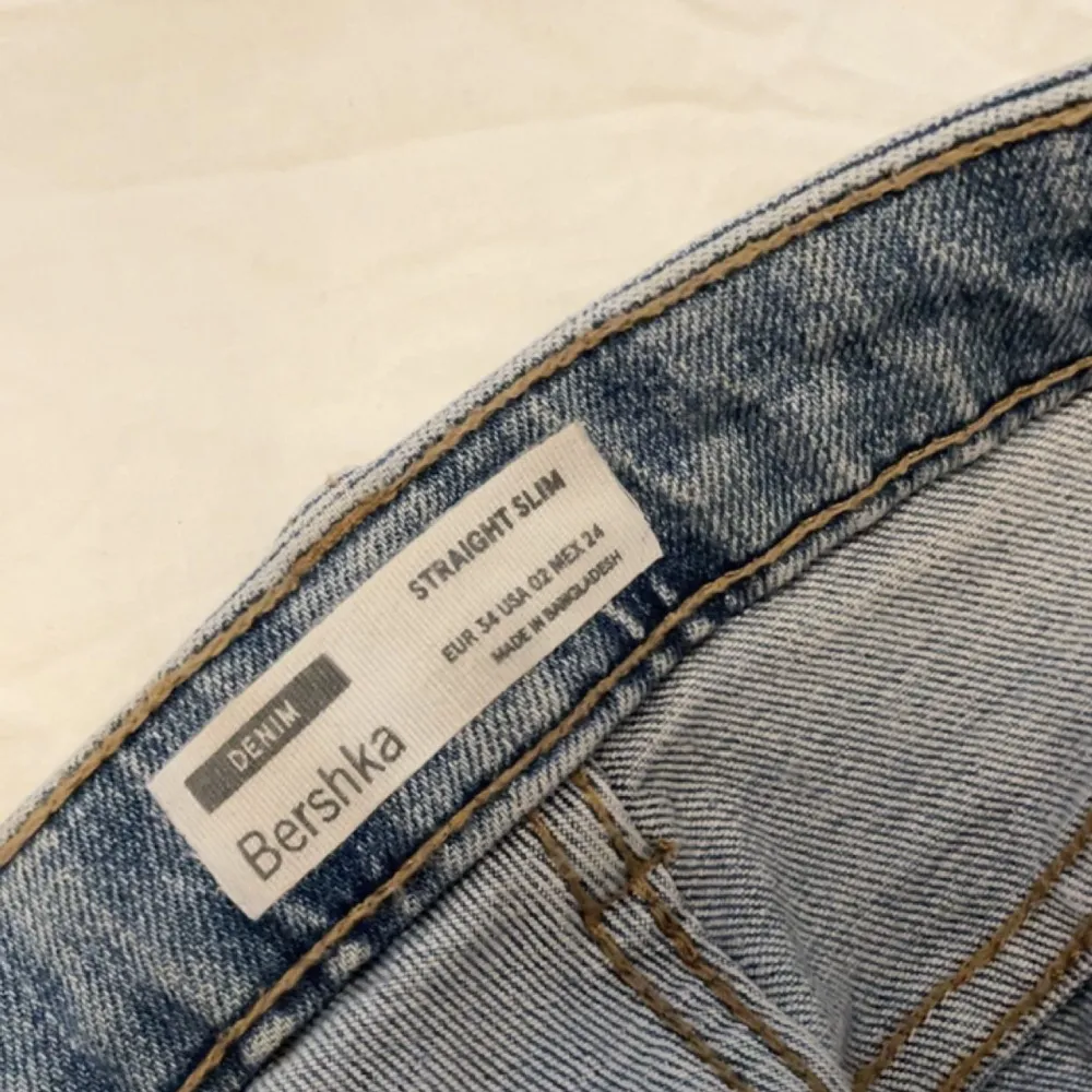 Snygga utsvängda/raka jeans från Bershka med hål i knäna, strl 34 (passar xs/s), långa i benen och är stretchiga. 💙 Pris går att diskutera!!. Jeans & Byxor.