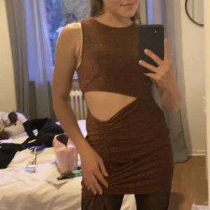 Kort glitter klänning - En söt kort göitterklänning i storlek xs endast använd en gång!