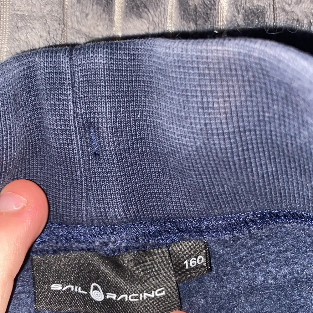 Sail Racing Byxor använda några  gånger bra skick passar perfekt till 160-170 kontakt för minsta lilla frågetecken. Jeans & Byxor.