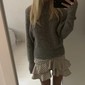 Stickad tröja  - Superfin grå stickad mohair tröja⭐️den har lite större armar som man ser på bild två vilket gör den så bekväm💞nypris: ca 700kr