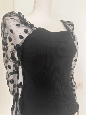 Svart topp  - Svart topp aldrig använd, både till fest och vardags. Köpt för 450 