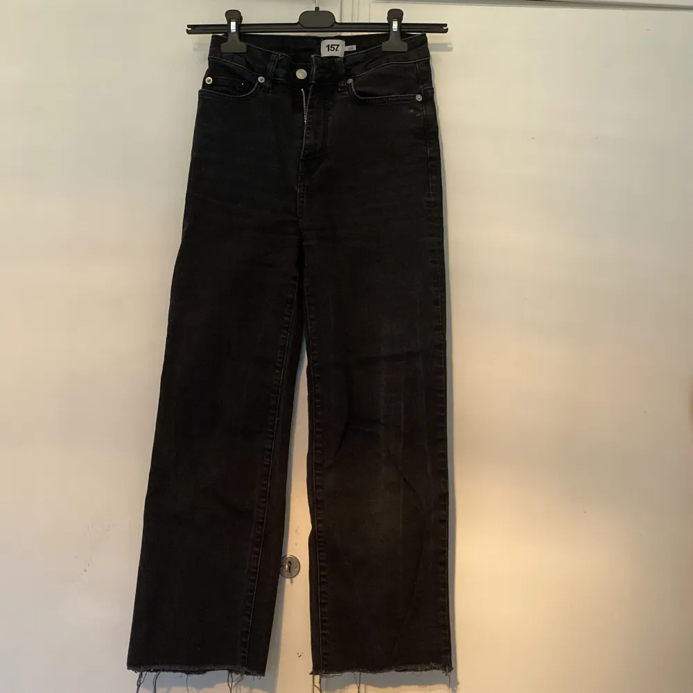 Svarta breda jeans från lager 157. Knappt använda och inga skador.  Vid frågor skicka pm, köparen står för frakten🫶🏻. Jeans & Byxor.