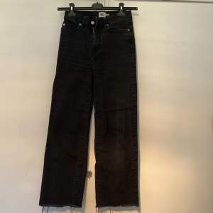 Svarta breda jeans från lager 157. Knappt använda och inga skador.  Vid frågor skicka pm, köparen står för frakten🫶🏻
