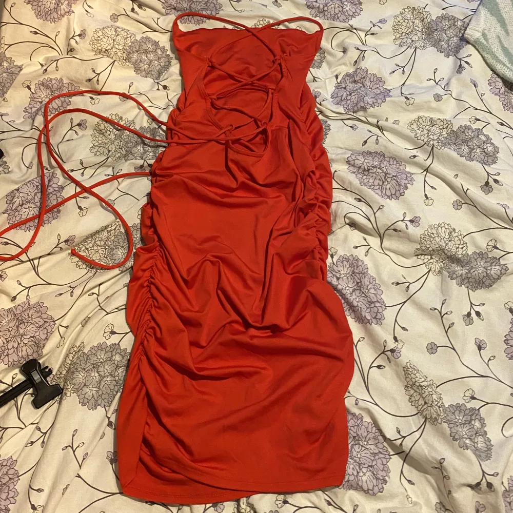 Röd tajt klänning från bikbok, mjukt och stretchigt material. Använd få gånger, inga skador. Vid frågor skicka pm, köparen står för frakten🫶🏻. Klänningar.