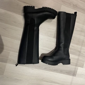 Stövlar - Svarta stövlar från monki (knähöga chinjong chelseaboots). använda ett fåtal gånger. Väldigt fint skick. Supersnygga😍