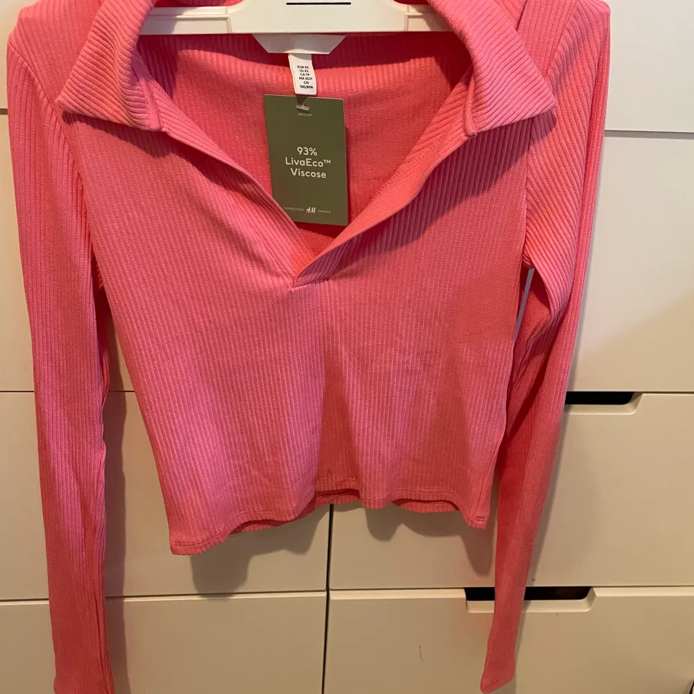 en rosa långärmad tröja från H&M som aldrig är använd och i storlek XS 💕 tröjan har lappen kvar !!. Toppar.