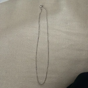 Silver kedja  - En silvrig kedja