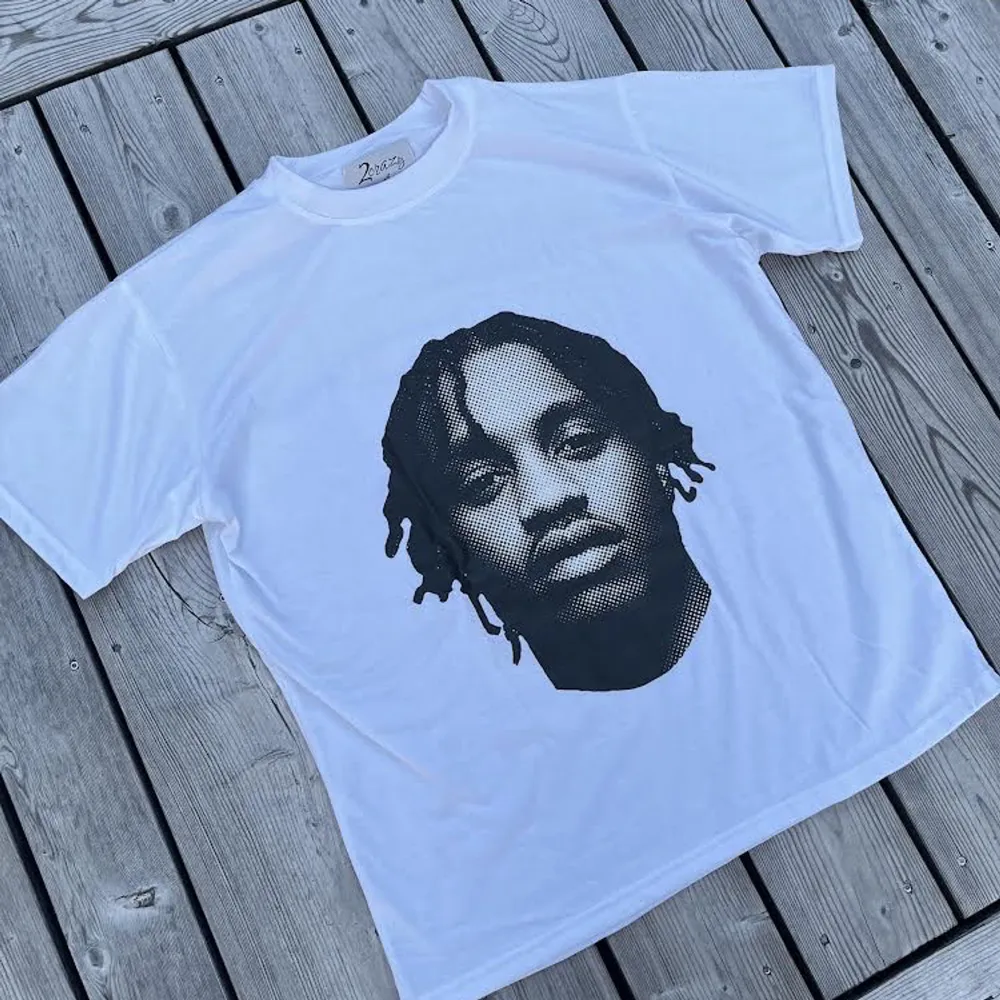 Kendrick Lamar, Polo G, Lil Tjay t-shirts tillgängliga i storlek S|M|L. Vår t-shirt är tillverkad av 100% bommulsmarerial. Betalning sker via antigen swish eller genom att enkelt lägga en beställning direkt på våran hemsida 2crazy.shop (Klarna ingår) . T-shirts.