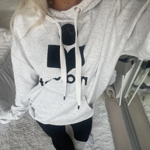 Marant hoodie - Säljer denna jättefina isabel marant hoodie. Lite defekt på märket men inget jätte märkbart