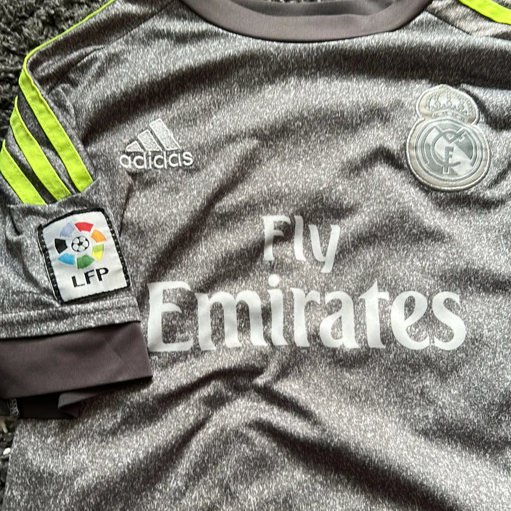 Säljer denna Real Madrid tröja . T-shirts.