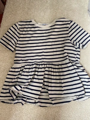 Fin topp  - Säljer denna söta topp från zara då den inte kommer till användning🫶🏻 