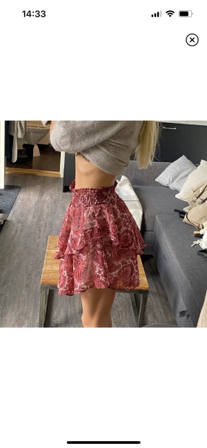 Volang kjol Gina  - Säljer denna fina kjolen från Gina första bilden är lånad 