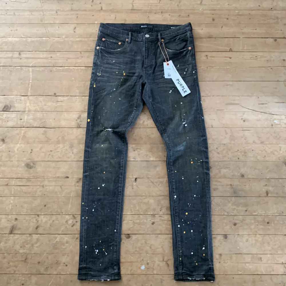 Helt nya purple jeans, oanvända.                                   Storkek 32, perfekt skick.                                                     Orginalpris 3900:- (Äkta) kvitto finns. Jeans & Byxor.