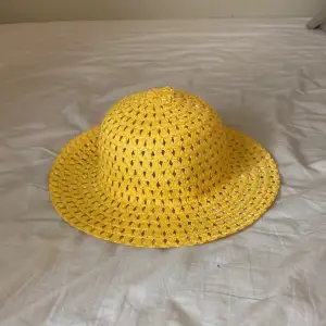 en gul och en lila hat! lite små på mig också. Inte använda 🩷 