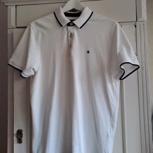 Pikétröja - Pikétröja i fint sparsamt använd. 