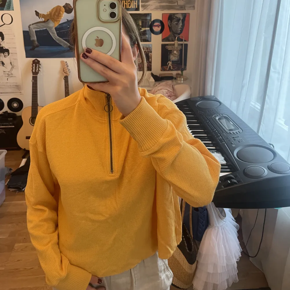 En gul tröja i varmt material, passar xs-s. Tröjor & Koftor.