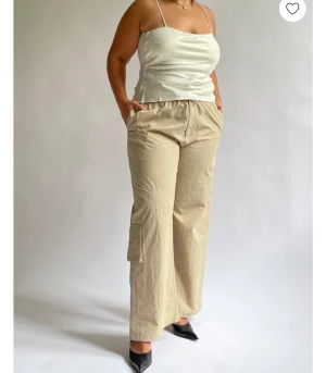 Djerf Avenue sporty pants sand - Säljer dessa byxor från djerf Avenue i storlek 34. Går inte att få tag på längre, säljer dom vidare eftersom de inte passar min stil och kommer ej till användning. Använt dom en gång. Men riktigt sköna och snygga byxor. Nypris: 1499kr 