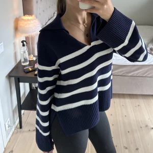 Mörkblå stickad tröja med krage  - Från Ginatricot , använd 1 gång. Som ny