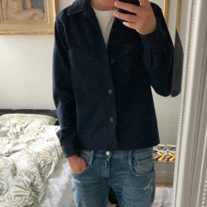 Overshirt  - Mörkblå Riley overshirt i storlek S av ull. Väldigt skön  övershirt köpt av märket Riley. Säljer då den precis är för liten i längden. Nypris ca 1200 och skicket på denna är 8/10. Vad jag vet så säljs inte denna modell längre😊