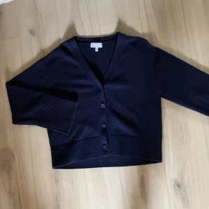 Cardigan & other stories | strl M - Stilren marinblå cardigan från &OtherStories i storlek M. Använd bara en enstaka gång så den är i toppskick. Perfekt nu inför hösten! Nypris: 690kr. Tveka inte att höra av dig med frågor <3