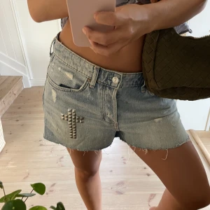 Jeansshorts - Jätte coola shorts köpta second hand! Står ingen storlek men sitter oversized på mig som vanligtvis har strl 36. 