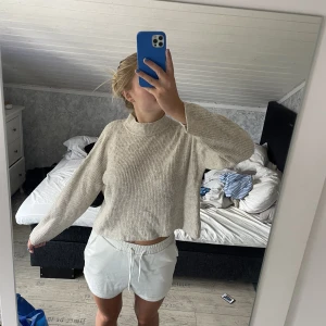 Stickad tröja - Beige croppad stickad tröja i ett bra skick. 