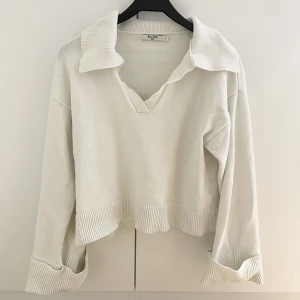 Vit stickad tröja v ringad - Jättefin v ringad stickad tröja med krage. Storlek S. Från NA-KD.