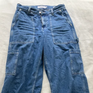 Junkyard cargo-jeans - Cargo/carpenter-jeans från junkyard, köpt i våras och har knappt använt dem. Säljer då de inte passar mig längre. 