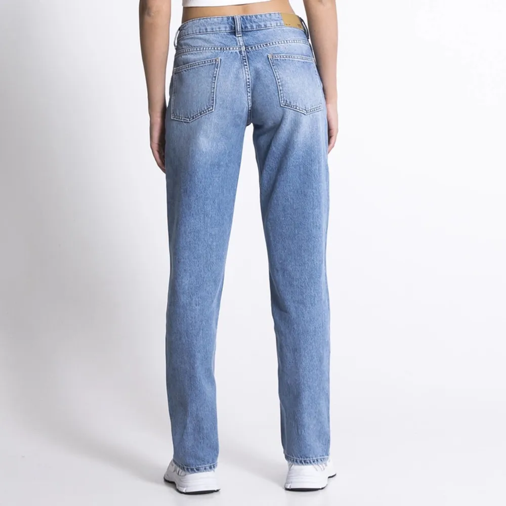 Superfina mångmidjade jeans från lager 157. De är i storlek xxs och säljs på grund av att de är lite för små för mig. Använda ett fåtalgånger och har endast legat i garderoben. Mycket fint skick😊👍. Jeans & Byxor.