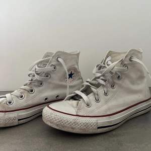 Converse storlek 37,5. Säljer för 110kr. 