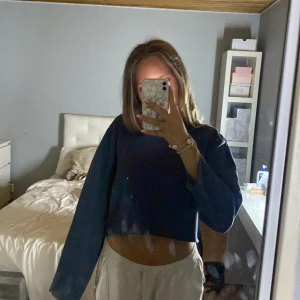 Croppad sweatshirt från Zara - Croppad sweatshirt från Zara i strl S. Använd 1 gång och är fortfarande lika mysig och fin som ny!💞