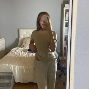 Beige T-shirt från Cubus - Beige T-shirt från cubus i strl xs. Knappt använd! 